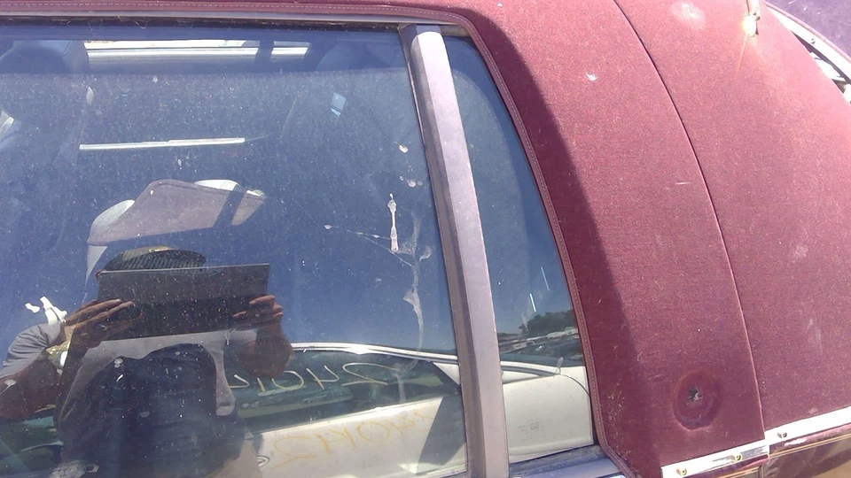 Cadillac Fleetwood 1993 conductor ventana de ventilación trasera izquierda puerta trasera vidrio con marco Foto 1 de 4