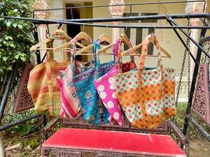 Lote al por mayor de 15 piezas de bolso de hombro vintage de algodón Kantha hecho a mano para mujer - Imagen 1 de 4
