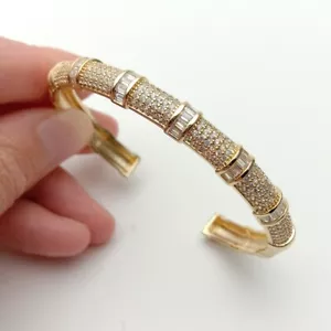 Brazalete transparente cúbico de zirconio pavimentado en oro para mujer - Imagen 1 de 5