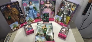 1999 MATTEL WIZARD OF OZ BARBIE DOROTHY-TIN MAN-SPAVENTAPASSERI-LEONE-GLINDA+MUNCHKINS - Foto 1 di 16