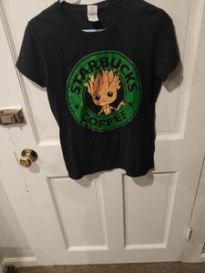 GUARDIANS OF THE GALAXY BABY GROOT STARBUCKS COFFEE T-Shirt Medium Created - Bild 1 von 4