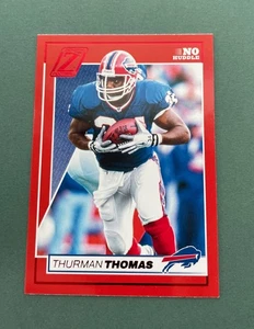 Fútbol americano Panini Zenith 2024 Thurman Thomas No Huddle rojo #12 patio Buffalo Bills - Imagen 1 de 2