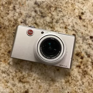 Leica D-Lux 2 fotocamera compatta argento. Si presenta e funziona benissimo. SOLO FOTOCAMERA. - Foto 1 di 6