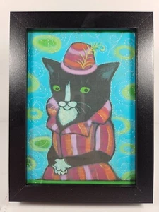 Esmoquin negro antropomórfico estampado L. Marlay enmarcado gato en abrigo y sombrero a rayas - Imagen 1 de 10