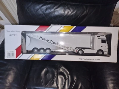 Rui Chuang QY1101 Mercedes-Benz Actros Radio Controlled 1:32 Model Truck Trailer - Image 1 of 3