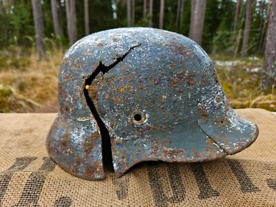 WW2 RELIQUIA ELMETTO ORIGINALE TEDESCO M35 ET66 MIMETICO INVERNALE DANNEGGIATO DA BATTAGLIA dalla CURLANDIA - Immagine 1 di 4