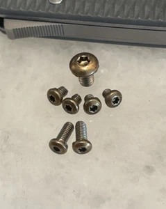 Juego de tornillos de acero inoxidable de bronce dorado para cuchillo Demko 20.5 pivote, escala y clip de bolsillo - Imagen 1 de 7
