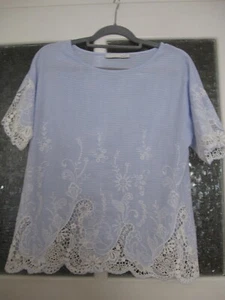 Kurzarm-Baumwoll-Bluse mit Spitze "OUI" hellblau/weiß, Gr. 40, f. NEU - Bild 1 von 8