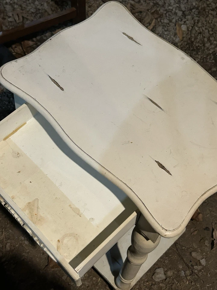 Mesa auxiliar vintage rústica blanca de granja Foto 1 de 4