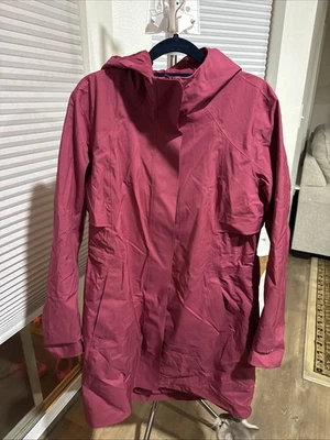 Lululemon Rain Rebel 夹克 $228 - 10 码 — 第 1/3 张图片