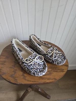 Zapatillas mocasines de piel sintética con estampado de leopardo Clarks para mujer, talla 10 Foto 1 de 4