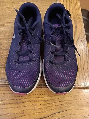 Under Armour Youth Charged Pursuit Zapatos 4206484029 Azul Oscuro y Rosa Talla 5Y Foto 1 de 4