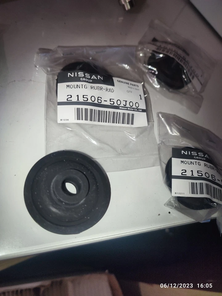 Nissan ELGRAND E51 Top Radiator Mount Pair.genuine Parts.