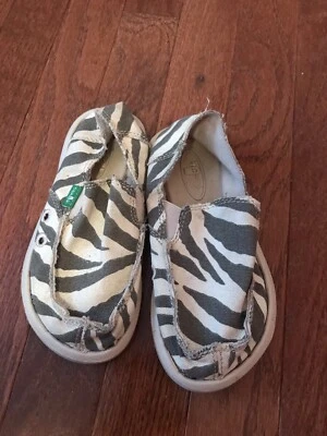 Zapatos Sanuk usados en excelente estado para niños talla 10 gris y blanco a rayas $55 Foto 1 de 4