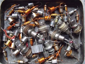 ELEKTRONIK TEILE*RFT*UDSSR*DIODEN KONVOLUT*METALL GEHÄUSE*BASTLER*GEBRAUCHT* - Bild 1 von 3