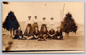 Imagen familiar RPPC con sombreros y tuberías postal de la década de 1910 - Imagen 1 de 5