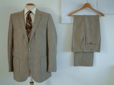 TRAJE 3 PIEZAS..42" X 36"..CIUDAD Y CAMPO..DANDY..BOLSILLOS DE PARCHE..A MEDIDA SUAVE Foto 1 de 4