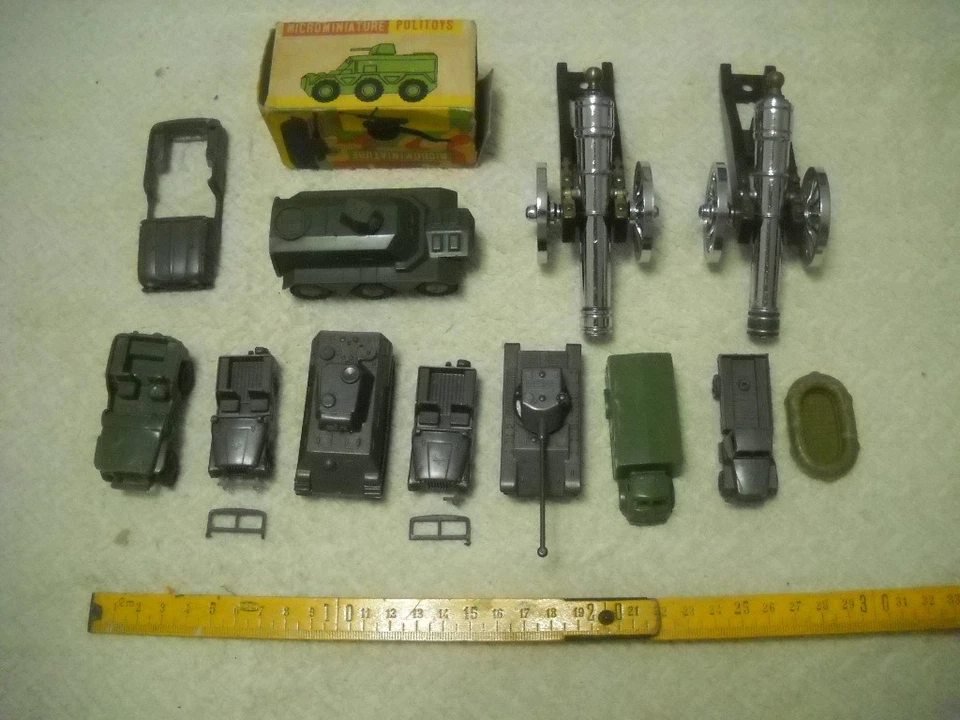 Lotto 12 automezzi militari e cannoni in metallo e plastica - anni 60 / 70 - Immagine 1 di 4