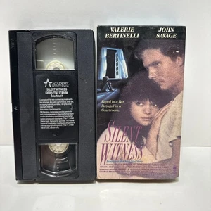 Silent Witness VHS 1989 Tape John Savage - Foto 1 di 7