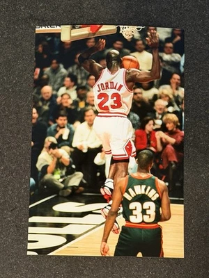 Foto original de Michael Jordan Dunking On Hawkins Tipo II 1997-98 de W. Wimmer Foto 1 de 2