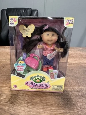Cabbage Patch Lil Sprouts Muñeca Lacey Kira 23 de Abril Silla y Accesorios Raro Foto 1 de 4