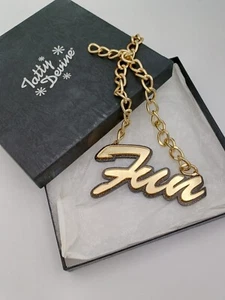 Divertido collar Tatty Devine negro y dorado en caja - Imagen 1 de 19