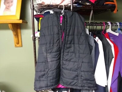 Chaleco acolchado Athletech para mujer talla grande negro con forro rosa Foto 1 de 3