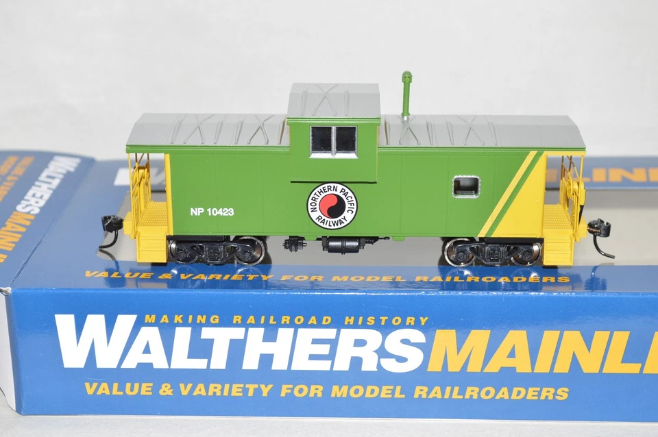 HO Walthers International wide vision caboose train Northern Pacific Ry 10423 - Image 1 of 1