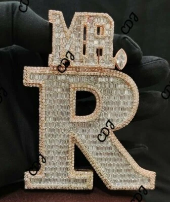 Colgante tipo baguette y circonita cúbica personalizado con letra R de 5,2 quilates para hombre con tachuelas plateadas gratis Foto 1 de 4