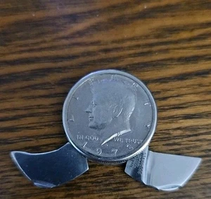 Cuchillo bolígrafo plegable vintage 1973-D Kennedy moneda medio dólar novedad doble hoja - Imagen 1 de 4