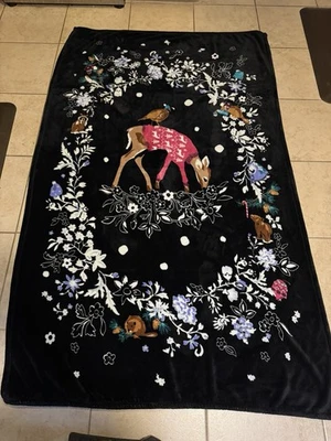 "Manta de felpa Vera Bradley polar en Merry Mischief Deer - 80" x 50""" Foto 1 de 4