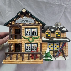 DEPT 56 Smokey Mountain Retreat beleuchtetes Gebäude Schneedorf Magic Smoke #54872 - Bild 1 von 13