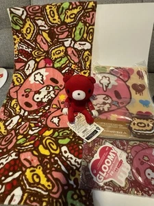 Gloomy Bear Sweet & Messy Set Asciugamano, Peluche + Borsa con Zip in Vinile + Set Stazionario - Foto 1 di 6