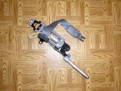 Серый натяжитель ремня безопасности для переднего пассажира Volvo V70 XC70 RH 2001–2004 от оригинального производителя б/у - Изображение 1 из 4