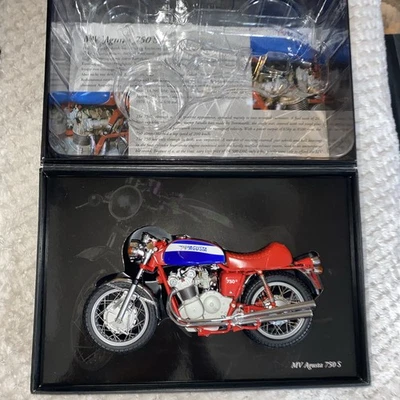 Minichamps 1:12 Scale 122 121400 MV Agusta 750 S Classic Bike Series Diecast - Image 1 of 4