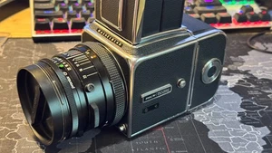 Hasselblad 500 CM + Zeiss Planar 80 mm f 2:8 CF + A12+sonar 250 - Bild 1 von 15