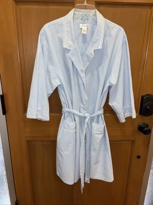 Bata de Guinga Azul con Margaritas Bordadas Aria Damas Grande Hasta la Rodilla Foto 1 de 4