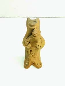 Estatuilla de cerámica artística vintage de mamá oso y bebé oso firmada Taos - Imagen 1 de 21