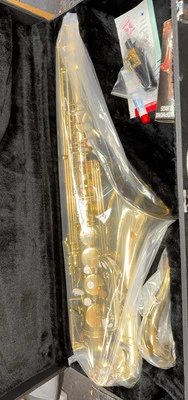 Saxofón tenor Conn International 86 m nuevo en plástico original  Foto 1 de 4