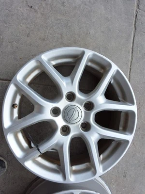 Llanta de carretera Chrysler Pacifica 2017-2025 17x7 aluminio 10 radios opcional WFN Foto 1 de 4