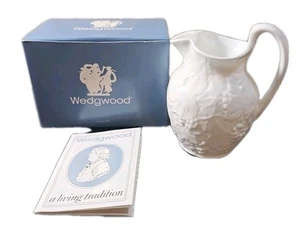 Nuovo Wedgewood Fine Bone China Creamer motivo fragola e vite NOS - Foto 1 di 7
