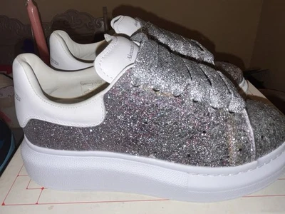 Zapatillas para mujer Alexander McQueen talla 2,5 Y es plateadas brillantes usadas una vez Foto 1 de 4