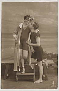Una joven pareja cariñosa posando en trajes de baño - Foto postal vintage - Imagen 1 de 2