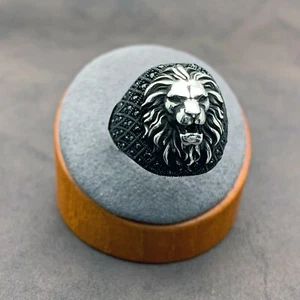 Anillo de plata de ley 925 con figura de león de circón negro para hombre. Anillo Rey León hecho a mano - Imagen 1 de 7