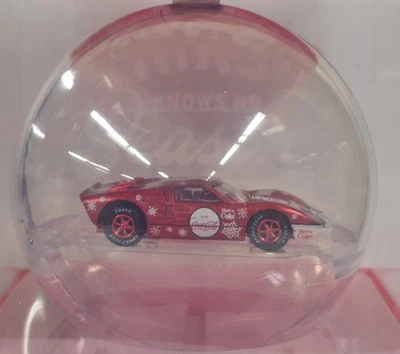 MÁQUINAS CHASE M2 2025 adorno de Navidad Coca-Cola 66 Ford GT 40 MKIi Foto 1 de 4
