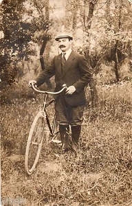 BJ915 Fotokarte Vintage Card RPPC Mann Fahrrad Fahrrad Schnurrbart Mütze - Bild 1 von 1