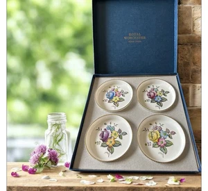 Set Of 4 Royal Worcester Bone China Coasters Gold Trim with Beautiful Flowers - Picture 1 of 5
