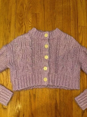 Cárdigan Recortado Urban Outfitters Rosa/Púrpura con Patrón Tejido con Cable Talla Pequeña Foto 1 de 4