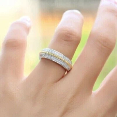 Alianza de boda de eternidad de diamantes simulados de corte redondo de 2 quilates enchapada en oro de dos tonos Foto 1 de 4