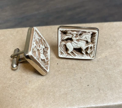 Abotoaduras vintage esculpidas em pedra cavaleiro folheadas a ouro amarelo - Imagem 1 de 4